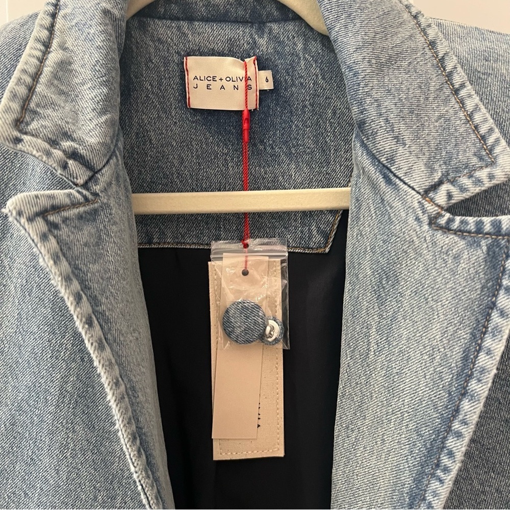 Alice + Olivia Macy Denim Fitted Blazer- Size 6; New with Tags - Picture 6 of 11